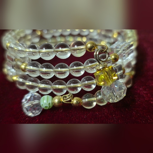 UV Reactive Glowing Yellow and Clear Glass Beaded Bracelet - Picture 4 of 9